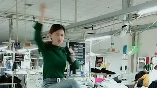 服装厂女工的风采 才艺与美貌并存，彩礼观念应理性看待